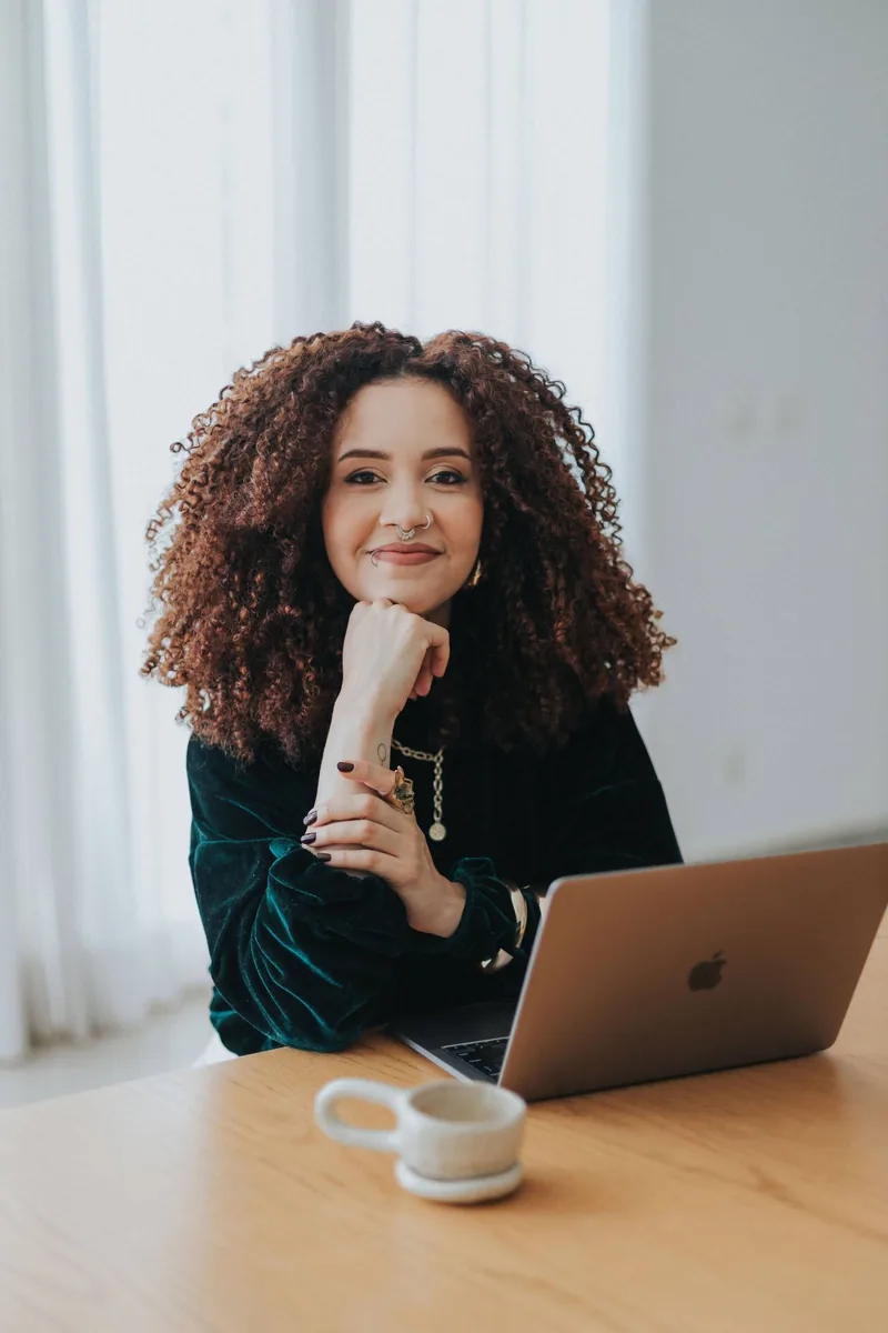 Amanda Alves, fundadora da Revenue Thinkers, com laptop