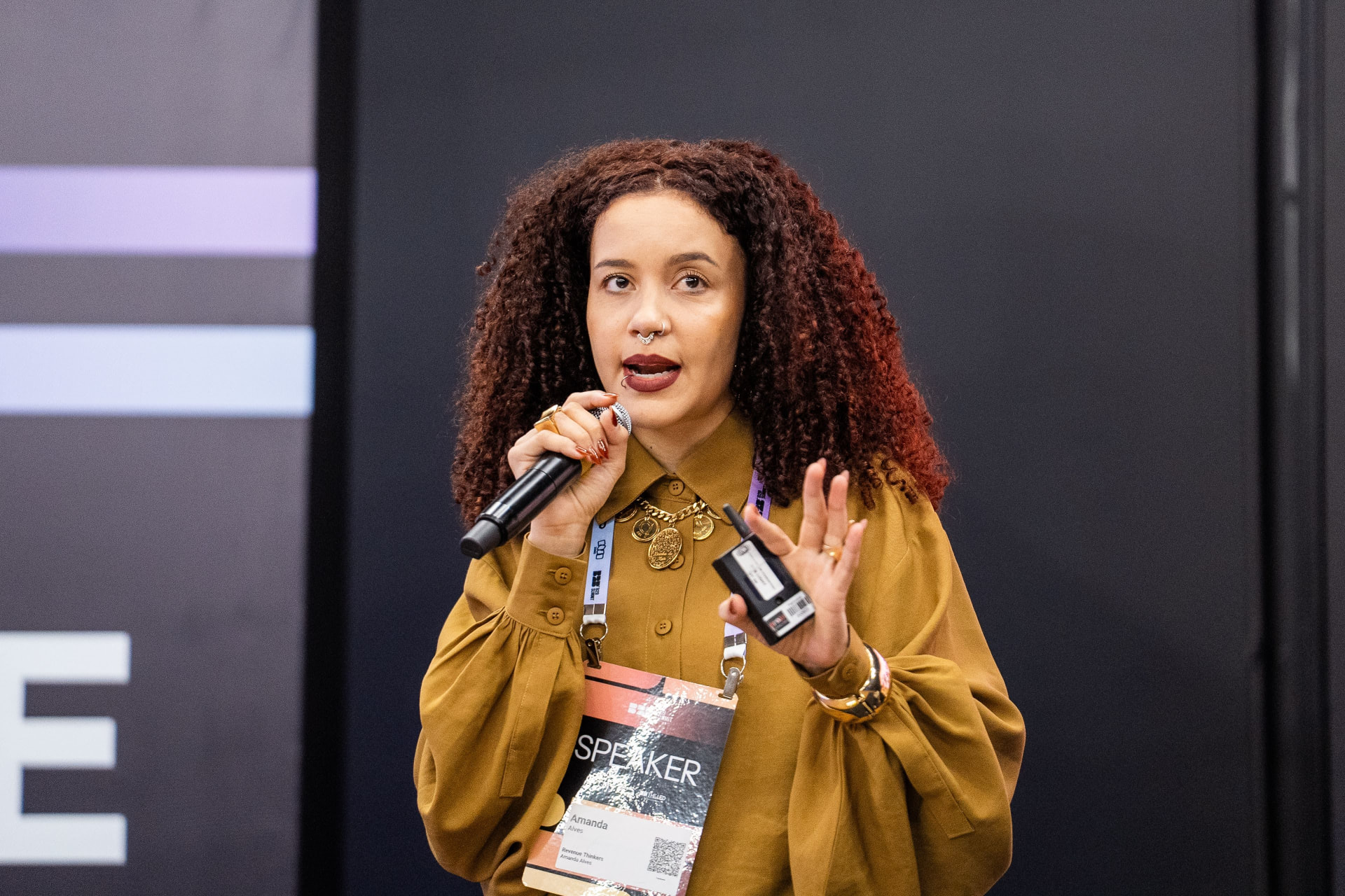 Amanda Alves palestrando sobre operações de receita